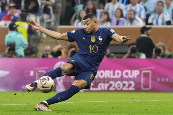 Kylian Mbappé Volley