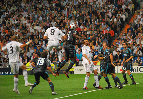 Cristiano Ronaldo (9, white) heading the ball