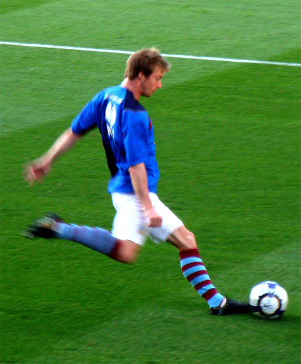 Wade Elliott practicing a chipped cross before the start of a match