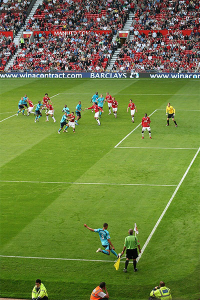 Jermaine Jenas (Tottenham Hotspur) taking a corner kick