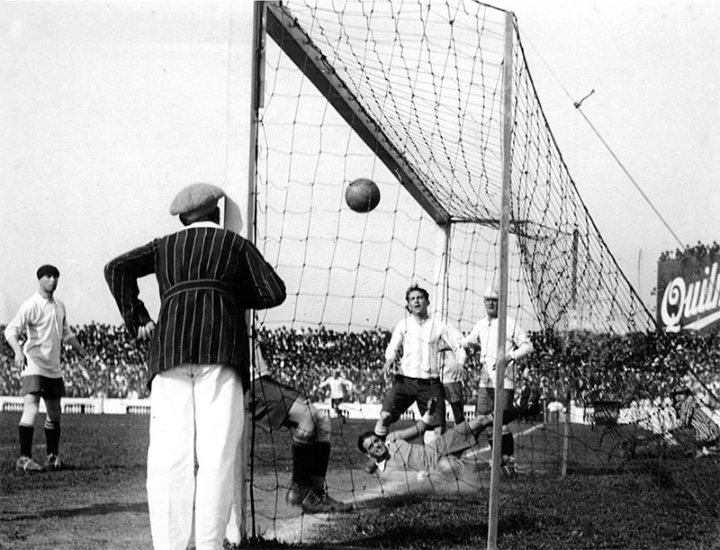 Cesáreo Onzari scores a goal for Argentina against Uruguay at Estadio Sportivo Barracas. This was the first goal scored direct from a corner kick, in 1924.