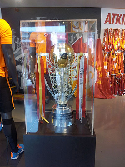 Former design of the Süper Lig Trophy, used from 2015 until 2022.